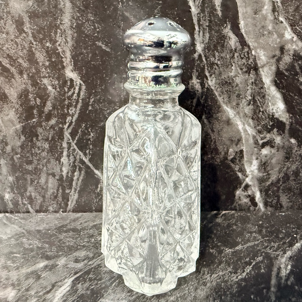 Small Salt & Pepper Shakers - Picture 15 of 16